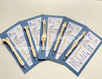 قلم على شكل عظام مع كرت