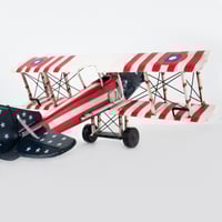 تحفة حديد بشكل طائرة