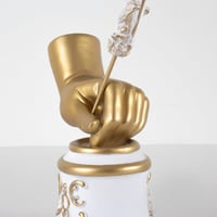 تمثال الريشة الذهبية