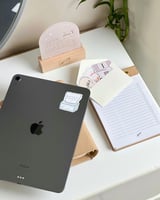 ملصق "ابتهج"