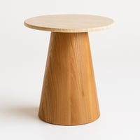 طاولة قهوة دائرية أنيقة بلون بني طبيعي