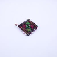 بيز يدوي مطرز صغير