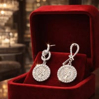 حلق ناعم نسائي لون فضي حلق أنيق و ناعم مرصع بالزرك...