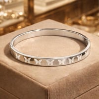 اسوارة نسائية لون فضي