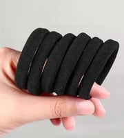 ربطات شعر صغيرة تجمع ربطة الشعر الأنيقة هذه بين ال...