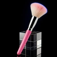 فرشة مكياج فاخرة بتصميم أنيق وعصري، تتميز بشعيرات...