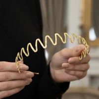 طوق شعر يتميز بتصميم عصري لافت للنظر، مثالية لإضاف...