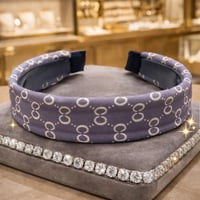 طوق شعر يتميز بتصميم عصري لافت للنظر، مثالية لإضاف...