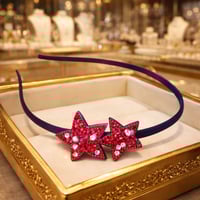 طوق شعر مرصع بالزركون لون احمر يتميز بتصميم عصري ل...