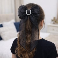 فيونكة شعر تجمع ربطة الشعر الأنيقة هذه بين الأناقة...