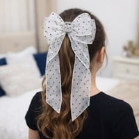 فيونكة شعر تجمع ربطة الشعر الأنيقة هذه بين الأناقة...