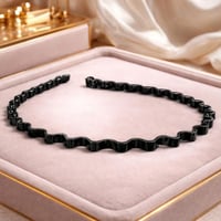 طوق شعر يتميز بتصميم عصري لافت للنظر، مثالية لإضاف...