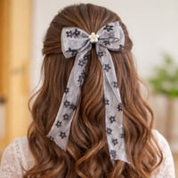 فيونكة شعر تجمع ربطة الشعر الأنيقة هذه بين الأناقة...