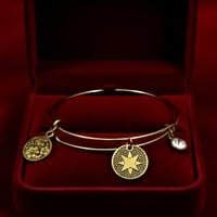 اسوارة ذهبية بتعليقات رمزية أنيقة اسوارة معدنية بل...