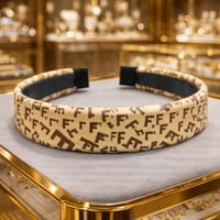 طوق شعر يتميز بتصميم عصري لافت للنظر، مثالية لإضاف...