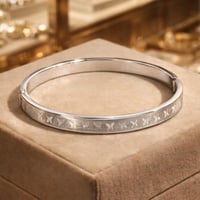 اسوارة نسائية لون فضي