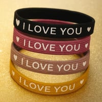 ربطات شعر مميزة تجمع ربطة الشعر الأنيقة هذه بين ال...