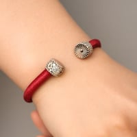 اسوارة نسائي لون احمر سوار أنيق و ناعم مرصع بحبات...