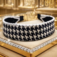 طوق شعر يتميز بتصميم عصري لافت للنظر، مثالية لإضاف...