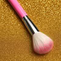 فرشة مكياج فاخرة بتصميم أنيق وعصري، تتميز بشعيرات...