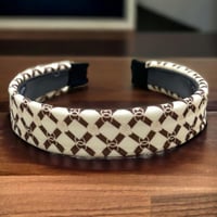 طوق شعر يتميز بتصميم عصري لافت للنظر، مثالية لإضاف...