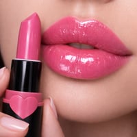 حمر شفاه رقم 7 بلون ناعم أنثوي يمنح شفتيكِ لمسة جم...