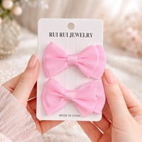 فيونكة شعر يتميز بتصميم عصري لافت للنظر، مثالية لإ...