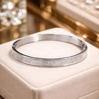 اسوارة نسائية لون فضي