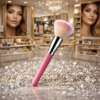 فرشة مكياج فاخرة بتصميم أنيق وعصري، تتميز بشعيرات...