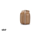 ألوت - حقيبة يد Alot الجلدية بسعة 1 لتر مقسمه من ا...