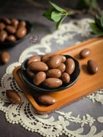 لوز بالشوكلاتة