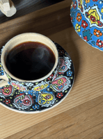 فنجان مع صحن فخار مزخرف