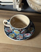 فنجان مع صحن فخار مزخرف