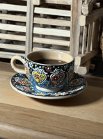 فنجان مع صحن فخار مزخرف