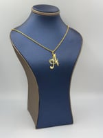 سلسال وتعليقة حرف عيار 18