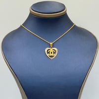 عقد تصميم عالمي ذهب عيار 18