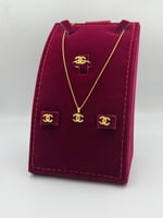 طقم تصميم عالمي ذهب عيار 18