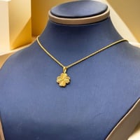 عقد وردة ذهب عيار 21