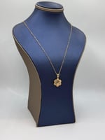 عقد وردة ذهب عيار 18