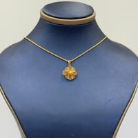 عقد وردة ذهب عيار 21