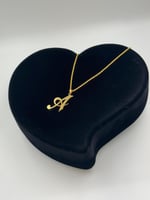 سلسال وتعليقة حرف عيار 18