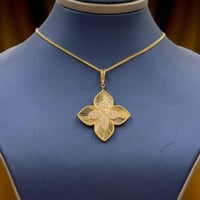 عقد روبرتو كوين ذهب عيار 18