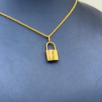 عقد تصميم عالمي ذهب عيار 18