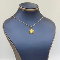 sعقد وردة ذهب عيار 18