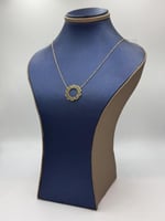 عقد تصميم عالمي ذهب عيار 18