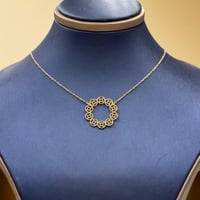 عقد تصميم عالمي ذهب عيار 18