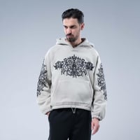 هودي واسع بكاب رمادى بتطريز أبيض مزخرف