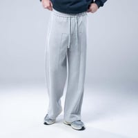 بنطلون رياضي أوفرسايز بكسرات أمامية ورباط خصر مريح...