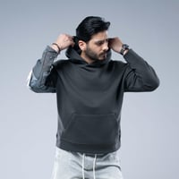 هودي واسع بكاب رمادى ورسمة أنمي على الكم