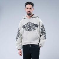 هودي واسع بكاب رمادى بتطريز أبيض مزخرف